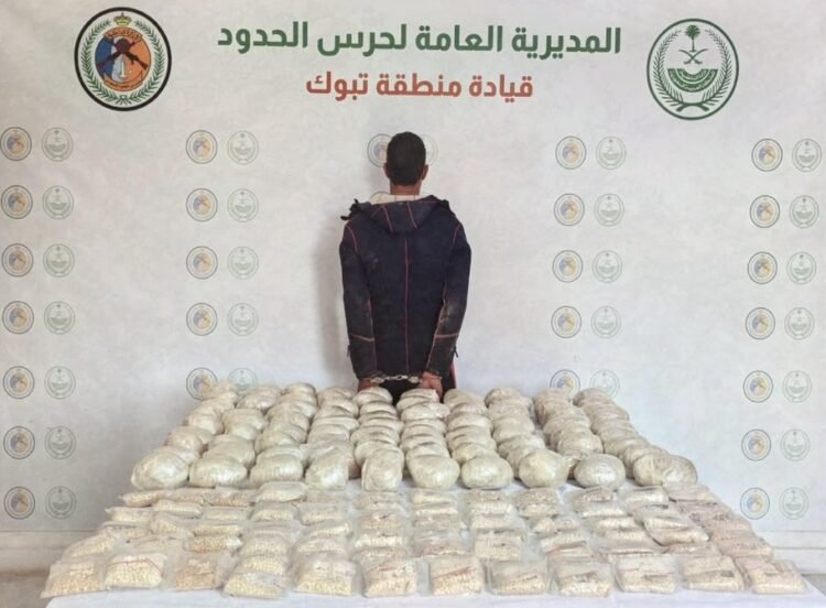Al-Riyadh newspaper | An Egyptian was arrested in Tabuk for smuggling (353,000) amphetamine tablets