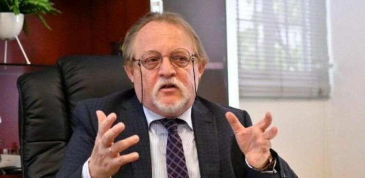 Economist Henri Hebrard says the drop in oil will not be reflected in prices