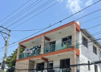 Six-year-old girl survives after falling from a third floor in Santiago