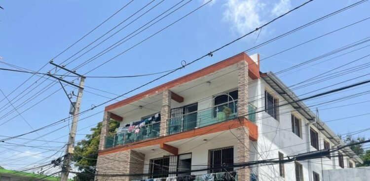 Six-year-old girl survives after falling from a third floor in Santiago