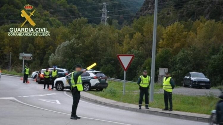 Drug trafficking with connections to Andorra: two residents intercepted in La Farga de Moles with a kilo of hashish