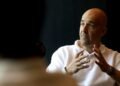 Thus he admits that Solana’s dismissal “was necessary” and sets Europe as a target