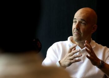 Thus he admits that Solana’s dismissal “was necessary” and sets Europe as a target