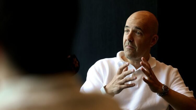 Thus he admits that Solana’s dismissal “was necessary” and sets Europe as a target