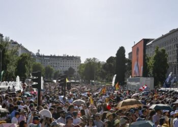 Half a million people accompany the pope in Spain amid shouts of joy and fireworks