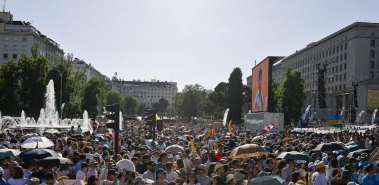Half a million people accompany the pope in Spain amid shouts of joy and fireworks