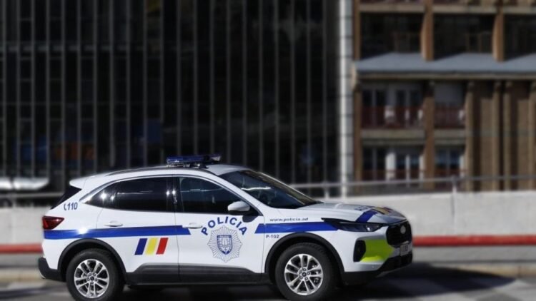 Arrested a 40-year-old man for assaulting a colleague with a corkscrew in Sant Julià