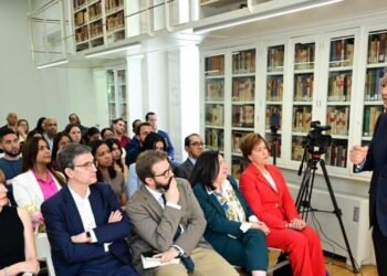 Leonel talks with students in Madrid about global challenges