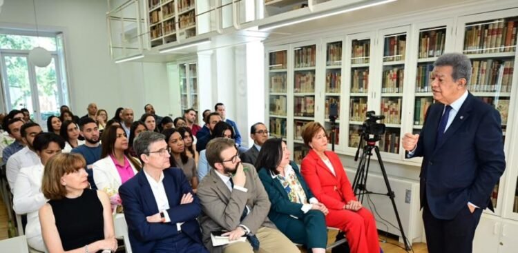 Leonel talks with students in Madrid about global challenges