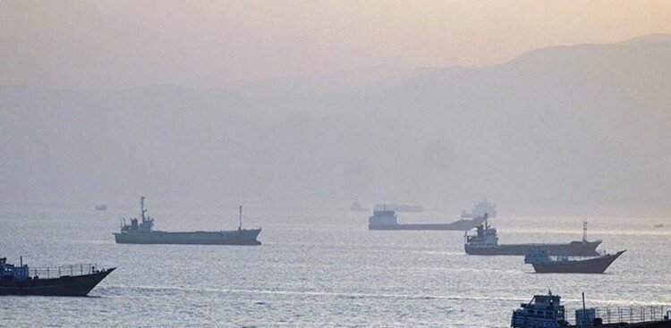 The US launches new attacks against Iran, which responds with a total closure of Hormuz
