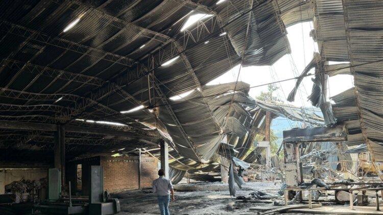 A renowned Santander mattress company lost more than two billion pesos after a devastating fire consumed its 35-year-old factory.