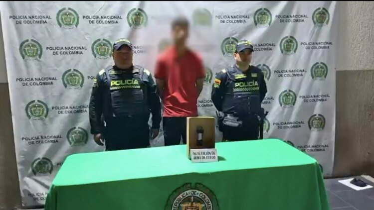 A minor under 16 years of age was apprehended with a modified fragmentation grenade in Bogotá