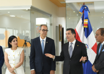 Executives from Banco Popular make a courtesy visit to Listín Diario
