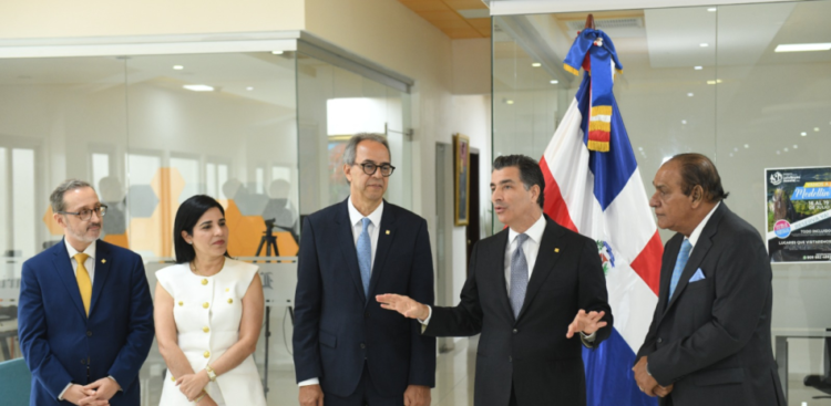 Executives from Banco Popular make a courtesy visit to Listín Diario