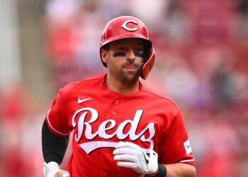 With home runs by Stewart and Steer, the Reds defeat the Mets