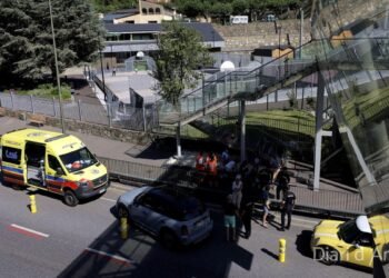 A chain collision of three cars leaves two injured in an accident at the Municipal Stadium