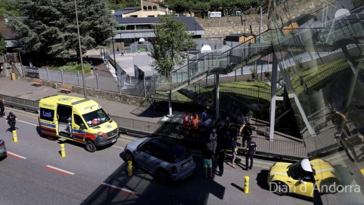 A chain collision of three cars leaves two injured in an accident at the Municipal Stadium
