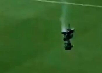 00:33HungaryBurning Spidercam falls from 20 meters onto the playing field91752