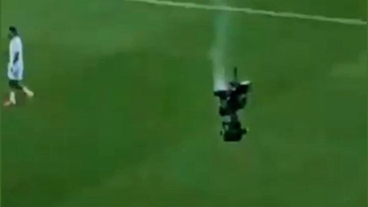 00:33HungaryBurning Spidercam falls from 20 meters onto the playing field91752