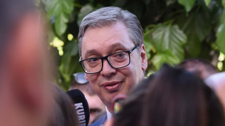 Vučić presented the robots Dragutin and Milutin, which will participate in the SNS meeting (VIDEO) – Politika
