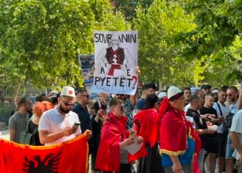 Protests in front of the Assembly, citizens defy the high temperatures: Parliament of crime, Rama in prison, Berisha in prison! – Shqip.com