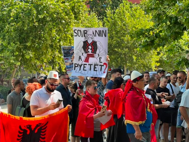 Protests in front of the Assembly, citizens defy the high temperatures: Parliament of crime, Rama in prison, Berisha in prison! – Shqip.com