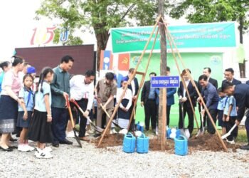 President Thongloun Plants Trees in Pakse City