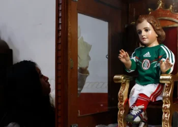 Soccer fans flock to Mexico City cathedral to pray for World Cup victory