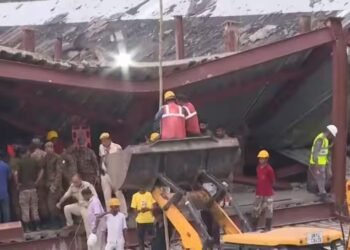 Taratala Building Collapsed: 22 people have been rescued from the rubble of Taratala so far, 4 people have died, two of them have been identified.