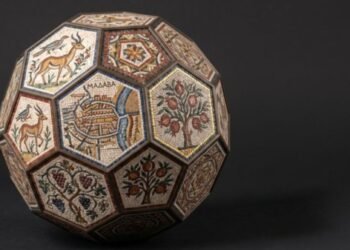 Jordan presents the American city of Dallas with a football model made of mosaic