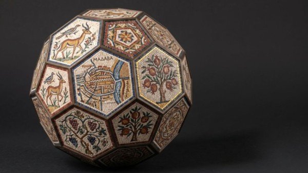 Jordan presents the American city of Dallas with a football model made of mosaic
