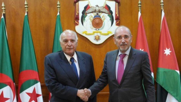 The Foreign Minister holds extensive discussions with his Algerian counterpart