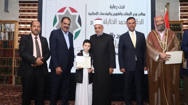 The Minister of Endowments honors the first graduates of the “Hifdat al-Tanzeel” initiative in Zarqa