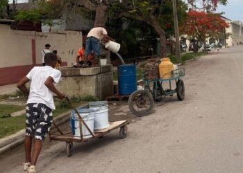Photo of the day: In Havana, even the water has to go out “to fight it”