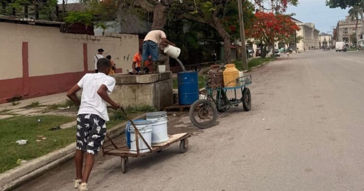 Photo of the day: In Havana, even the water has to go out “to fight it”