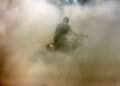 VIDEO. An apparently drunk man with a child on a quad bike flees from the police