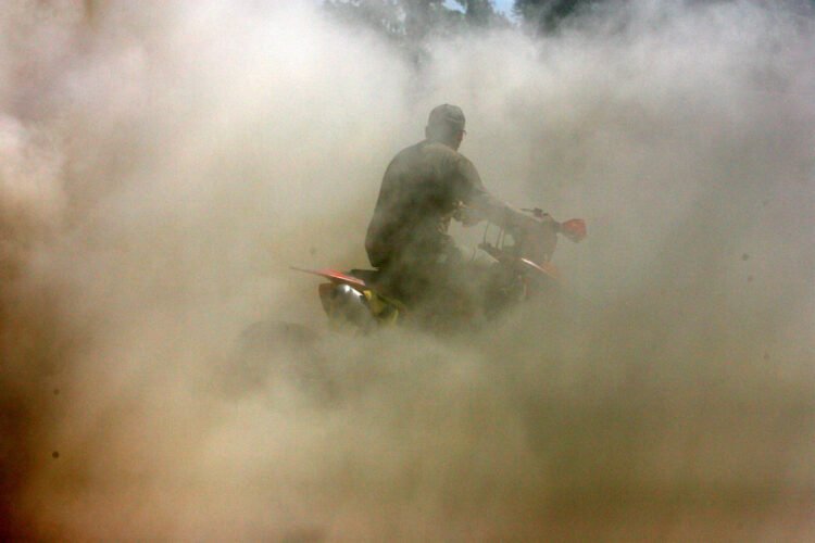 VIDEO. An apparently drunk man with a child on a quad bike flees from the police