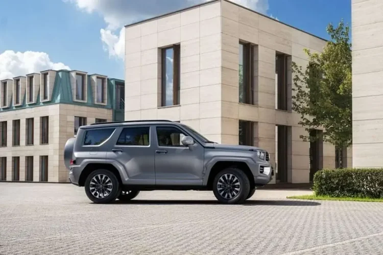 What are the capabilities of the six-cylinder engine power of the Chinese tank 700 / SUV?