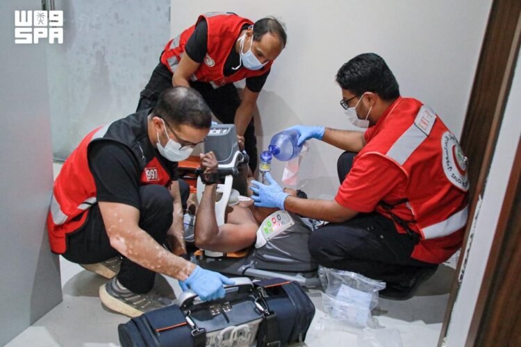 Al-Riyadh newspaper | The Red Crescent employs the latest CPR techniques in a field response in Riyadh
