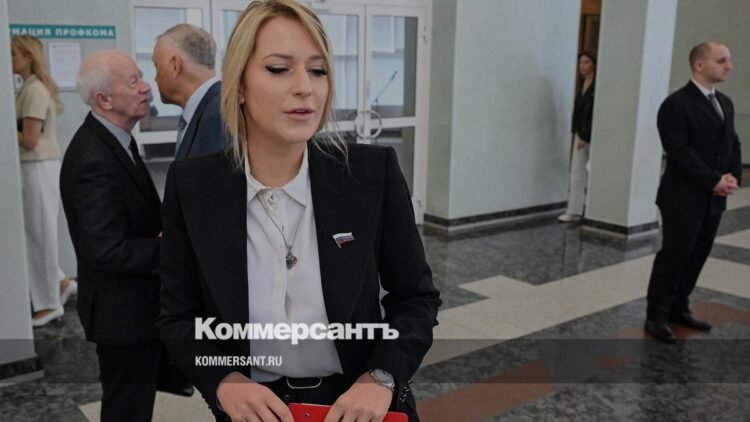 New Ombudsman Yana Lantratova at a meeting of the Human Rights Council before the elections