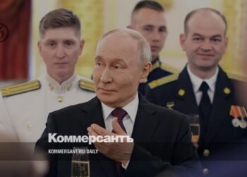 Putin met with graduates of military universities at the Grand Kremlin Palace