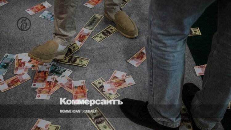 The dollar targets 80 rubles by the end of summer due to falling oil prices