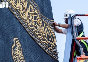 Al-Riyadh newspaper | Saudi fingers weave the final scene of the journey of covering the Kaaba before ascending the ancient house