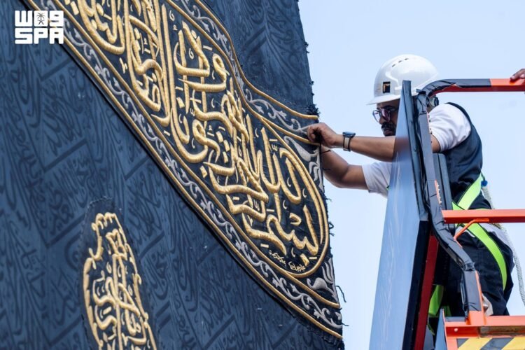 Al-Riyadh newspaper | Saudi fingers weave the final scene of the journey of covering the Kaaba before ascending the ancient house