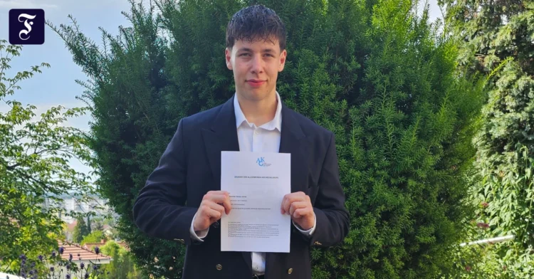 Alexander Jorias: Abitur with 900 out of 900 points