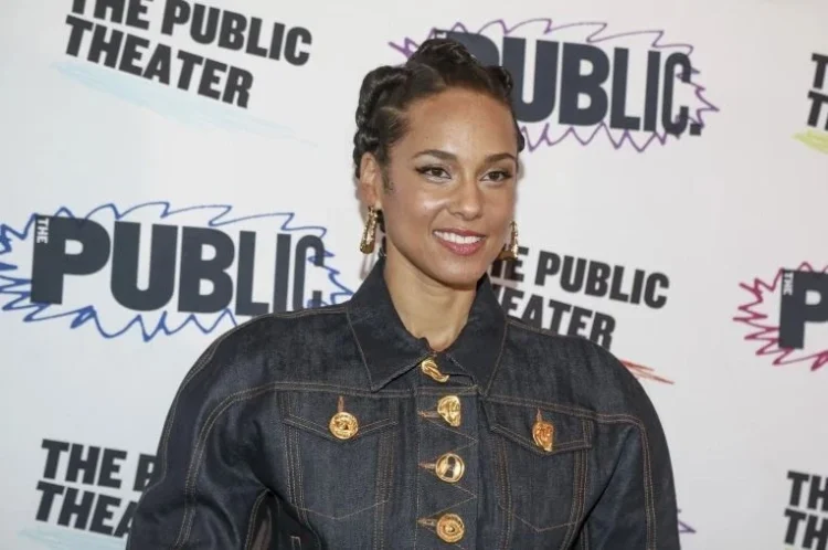 Alicia Keys broke off her relationship with her father at the age of 13