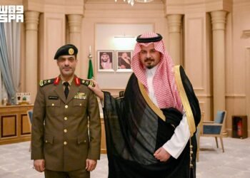 Al-Riyadh newspaper | The Emir of Medina awards the Director of the Anti-Narcotics Department in the region to his new rank