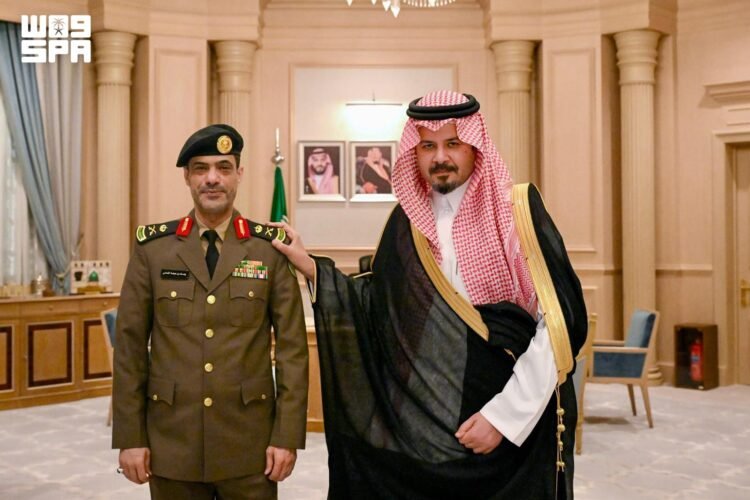 Al-Riyadh newspaper | The Emir of Medina awards the Director of the Anti-Narcotics Department in the region to his new rank