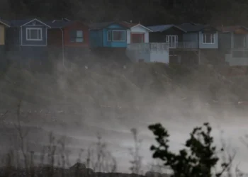 Wind hits 150kph, flights cancelled, in wild Wellington morning