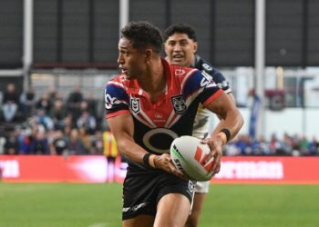 Dolphins strike on halftime to retake lead against Warriors in blockbuster NRL clash